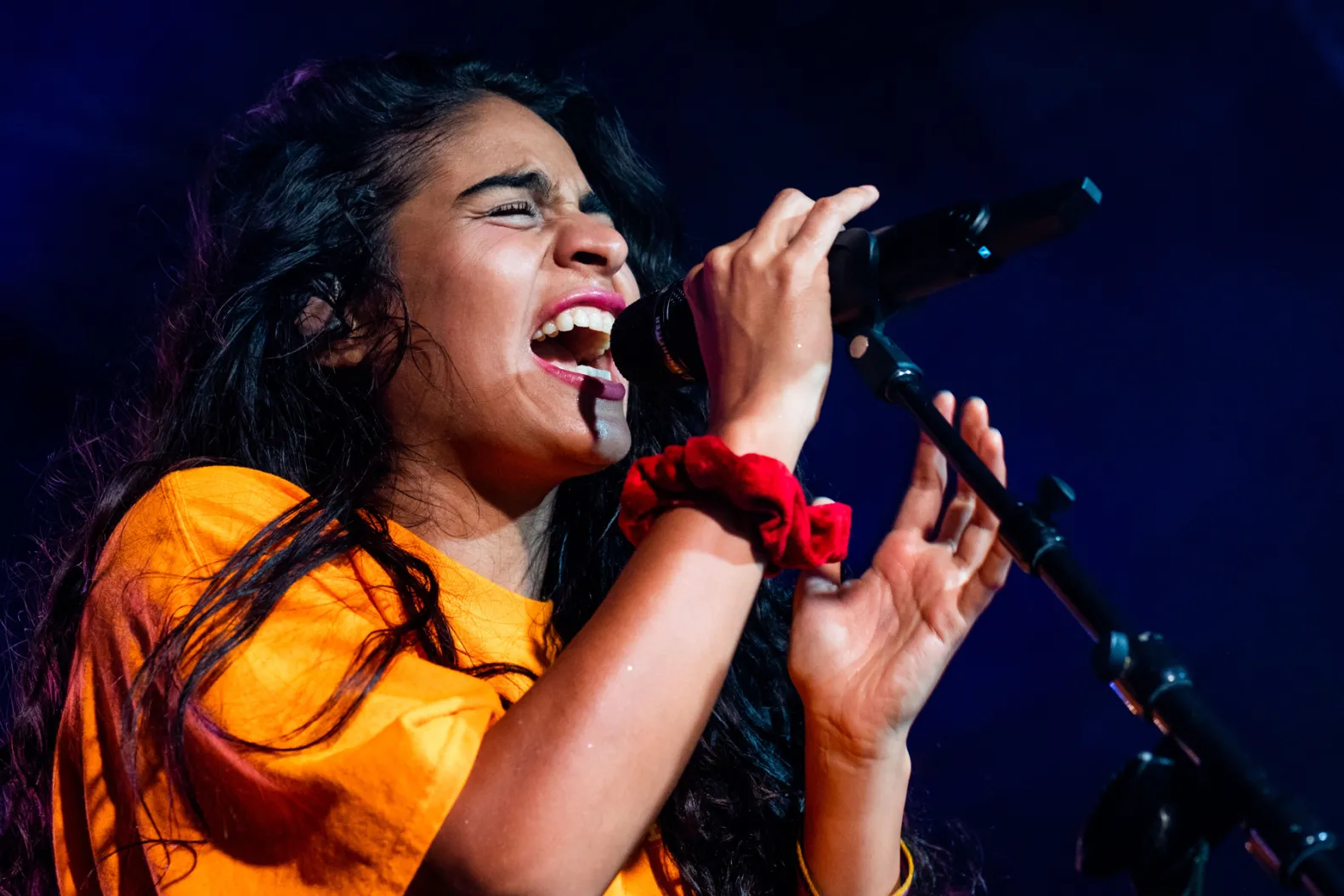 Jessie Reyez performing on tour